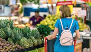 Comprando frutas en el supermercado