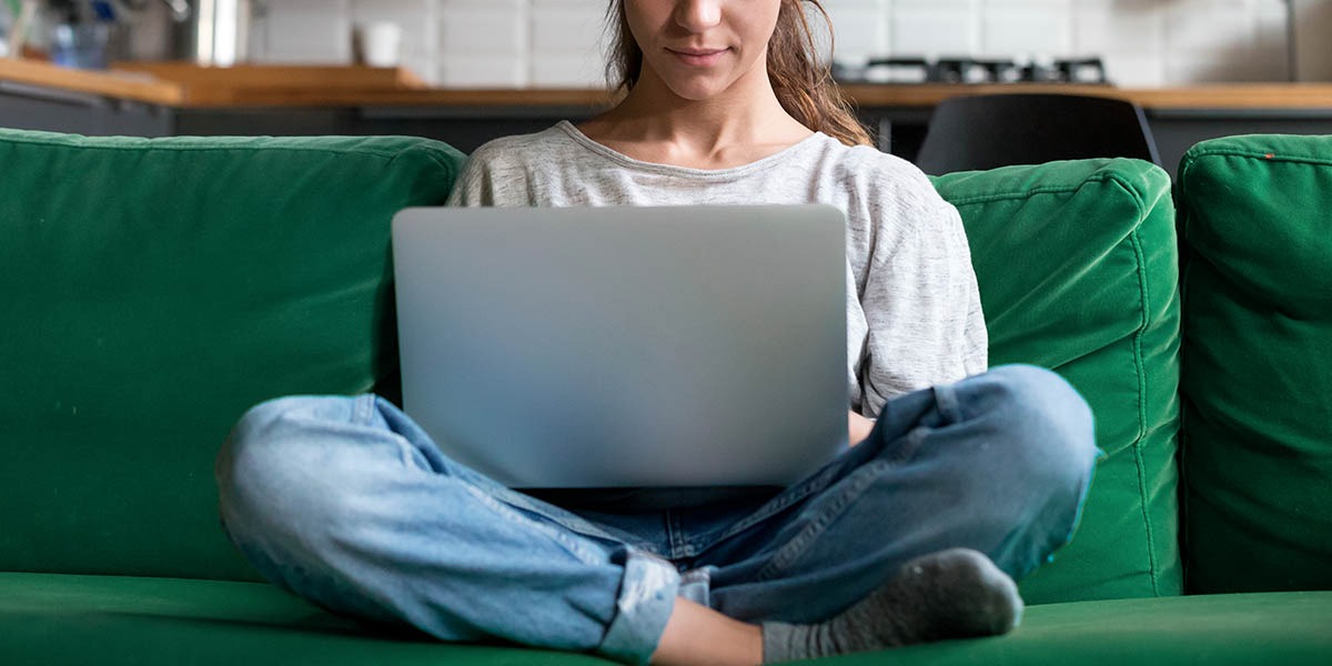 Mujer freelancer trabajando en casa